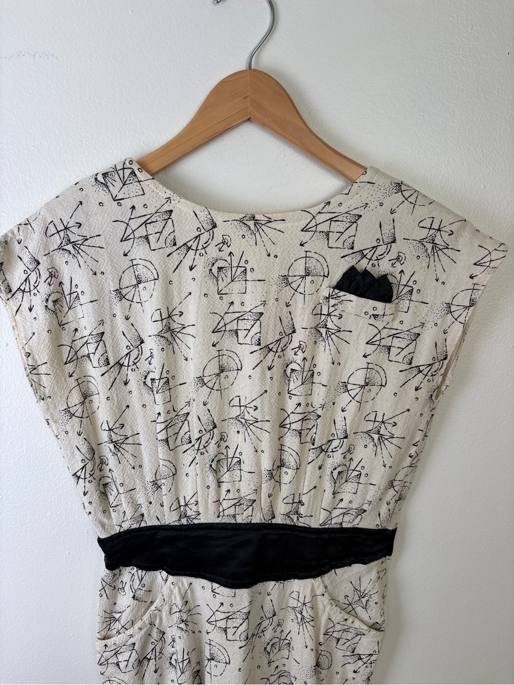 VTG 80s Abstract Wiggle Dress with Hourglass Silhouette - Picture 2 of 9